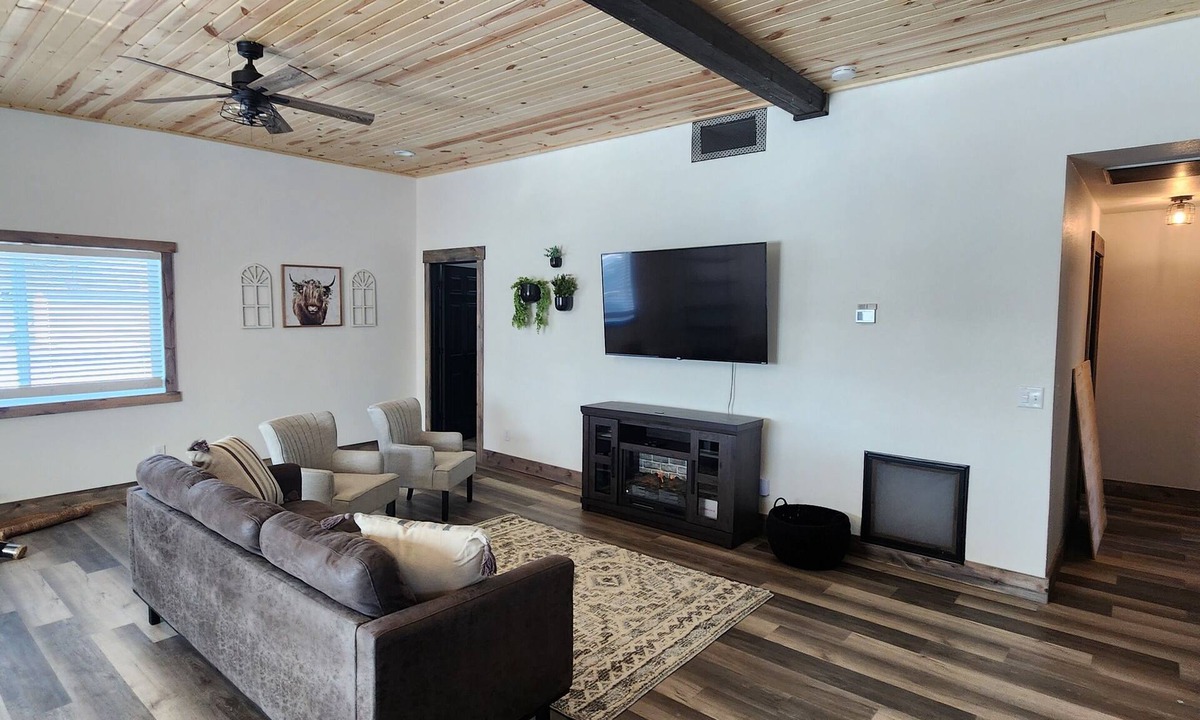 Gillette House | A Farmhouse style lodge, Centrally Located & Family Friendly Unit!