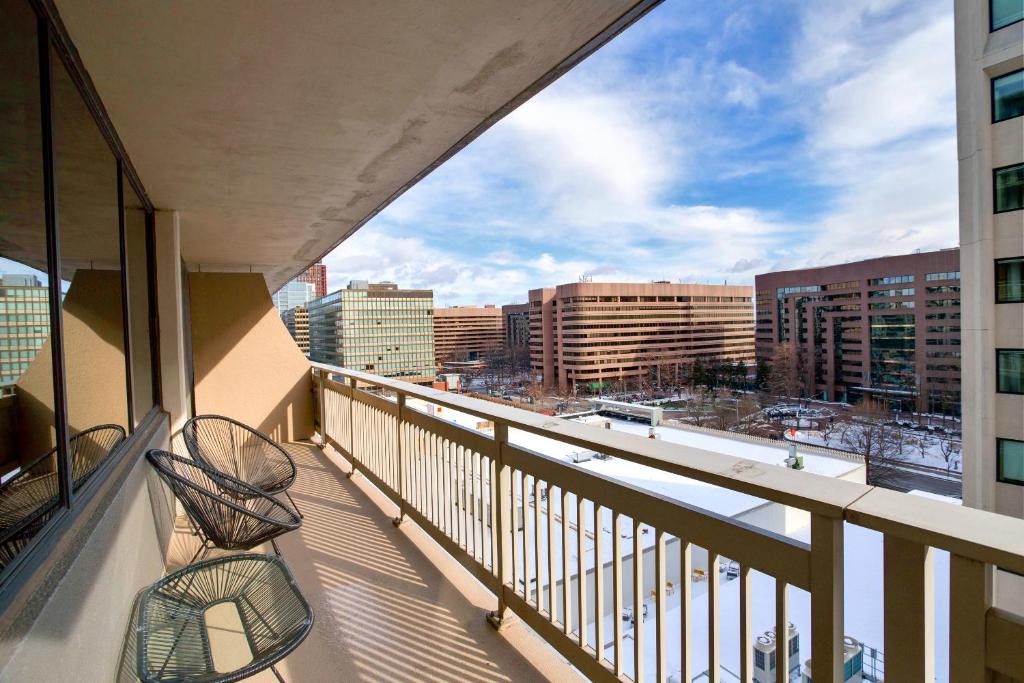 Crystal City Apartment | A Few Steps From Airport - Stylish Apt