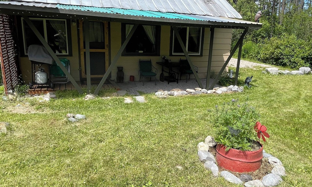 Bigfork Cabin | A Private, Cozy Cabin Near Bigfork for Two with a Clawfoot Tub