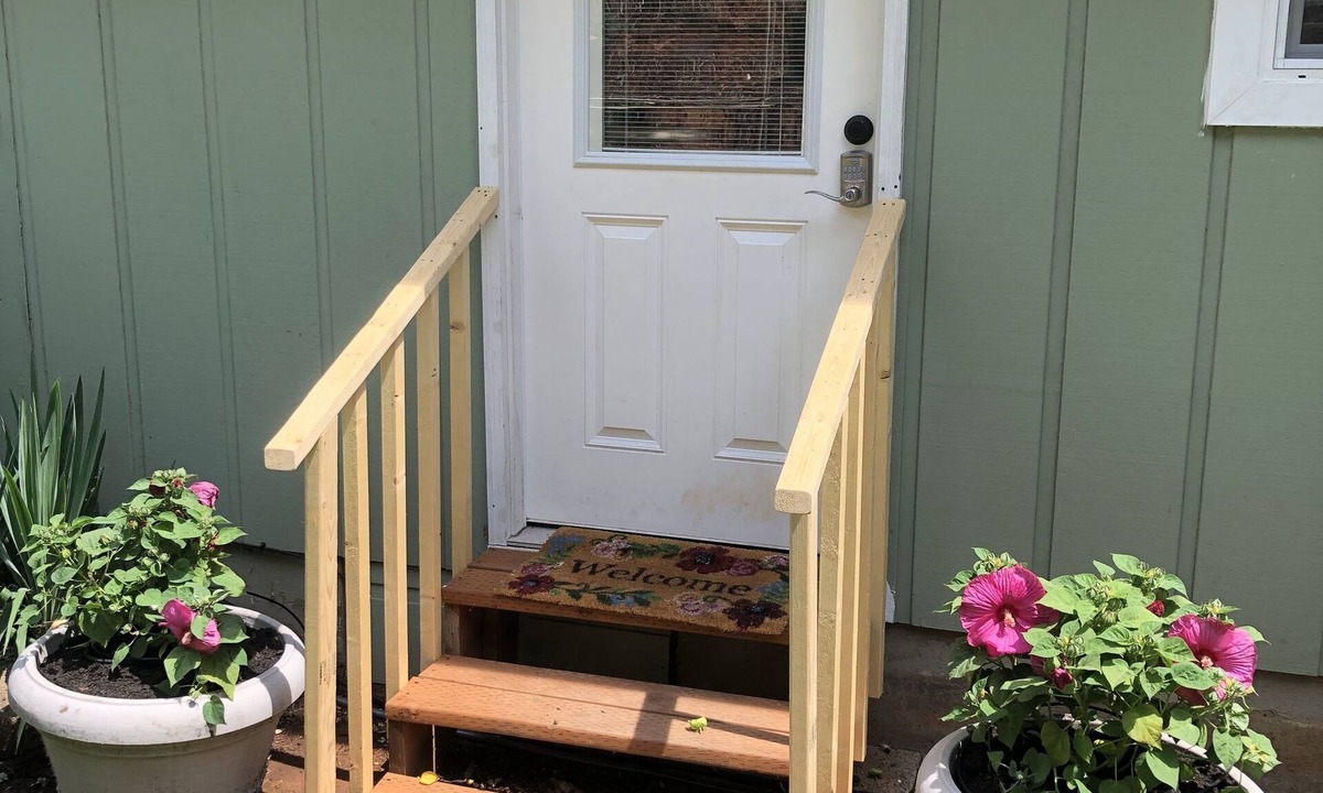 Veneta Apartment | A waterfall, bountiful gardens and the sound of birds, fenced and pet friendly!