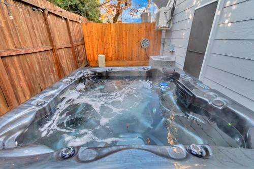 Clodine House | AccessibleGem 3BR Jacuzzi & Air Hockey Sleeps 13 Chinatown