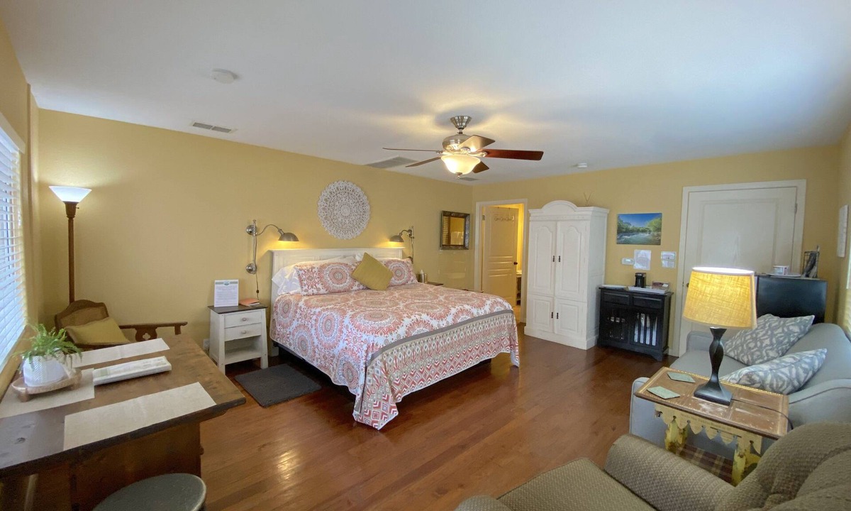 New Braunfels Cabin | Across Street From Comal River, 1 Block To Schlitterbahn, 3 Blocks To Downtown
