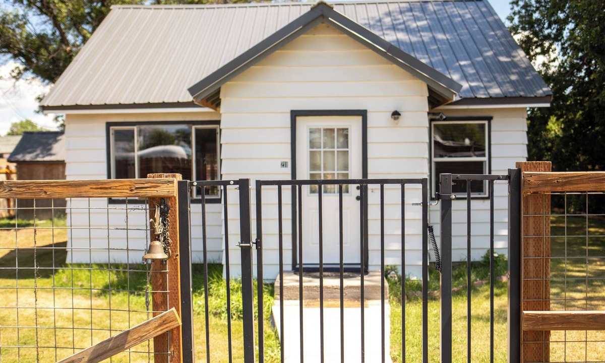 Yellowstone County House | Adorable 1 bed house with AC in charming small-town Custer