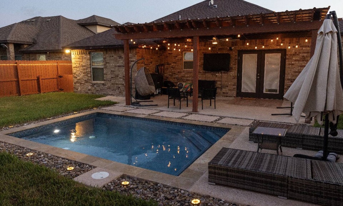 Brownsville House | Adorable Cozy home With POOL. 35 min to SPI or Space X!