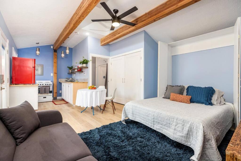 East Central Villa | Adorable & Pet Friendly-Close to U and Downtown!
