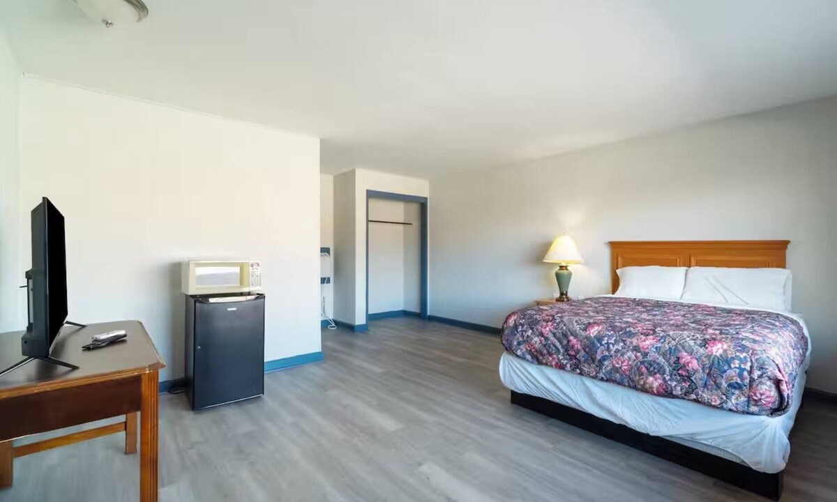 Clute Hotel | Affordable Room Near Sea Center Texas – Only 6 Miles Away, Free Parking