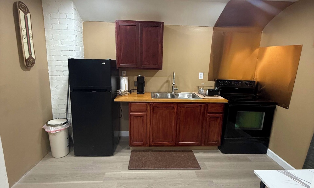 Detroit House | Alma gardens inn - Charming 2-bedroom house with fireplace