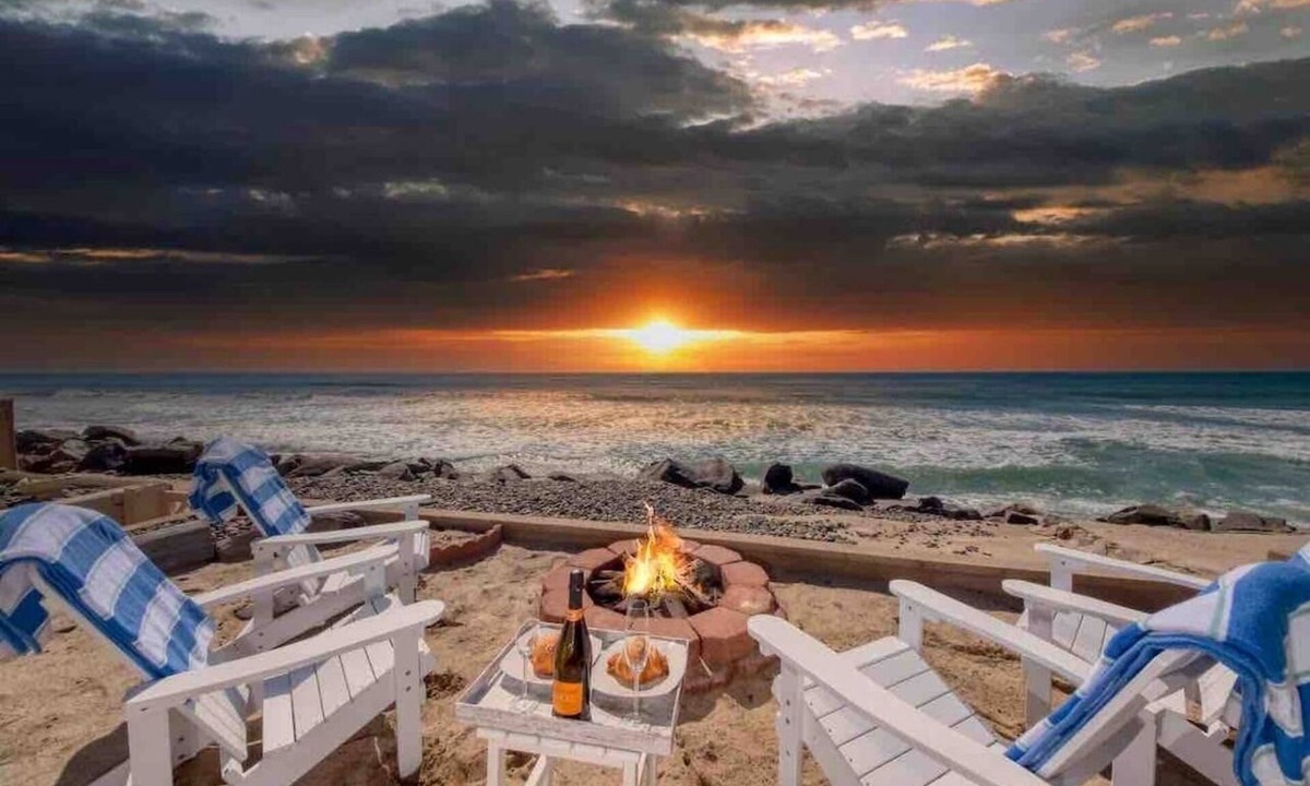 South Oceanside House | "Aloha Beachfront Oceanside" 3BR, beach and fire pit, AC in every room, ocean views. Dog-welcoming. Sleeps 8.