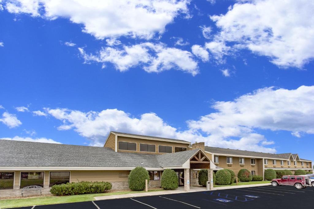 Dickinson Hotel | AmericInn by Wyndham Dickinson