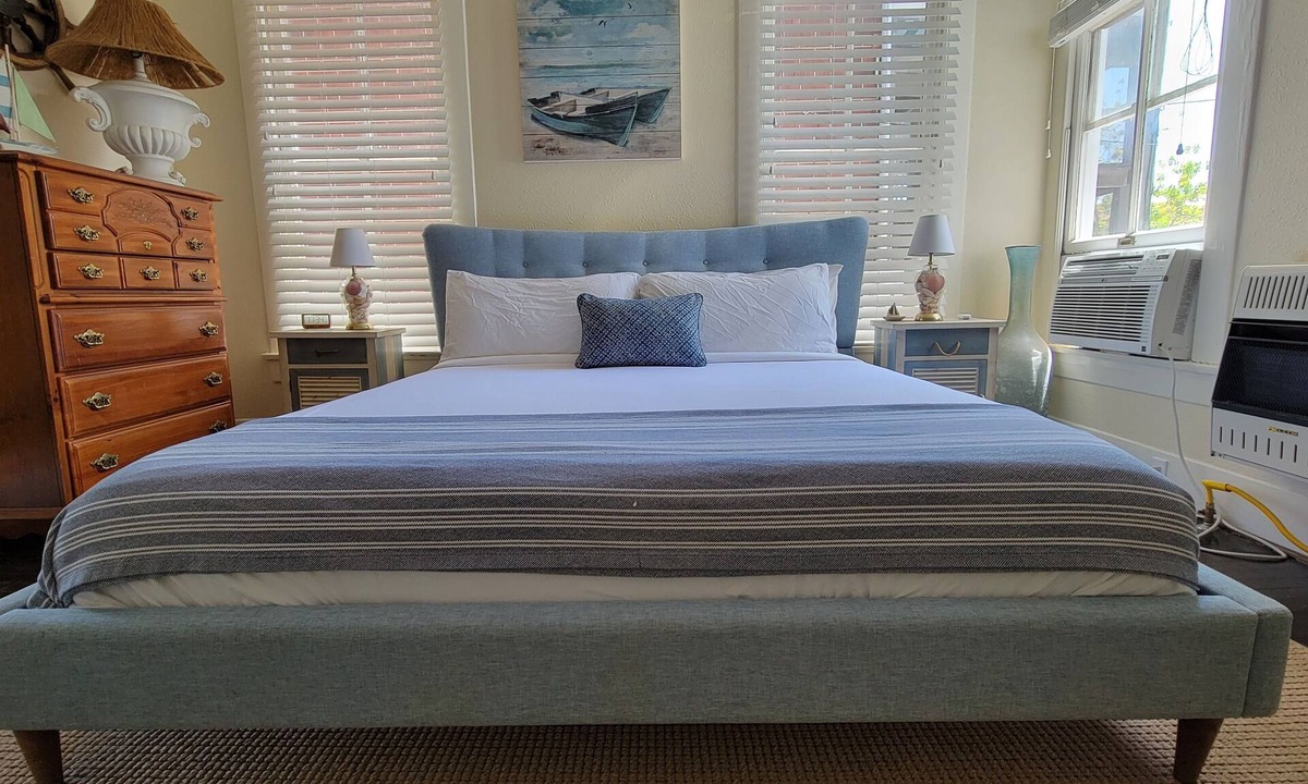 Galveston Apartment | Anchors Aweigh - 1/1 King with full kitchen - EEHD - Walk Downtown or Cruises