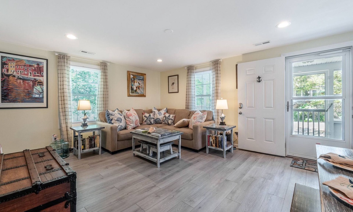 Surf City House | Ankers Away | Pet Friendly, Walk to the Beach!