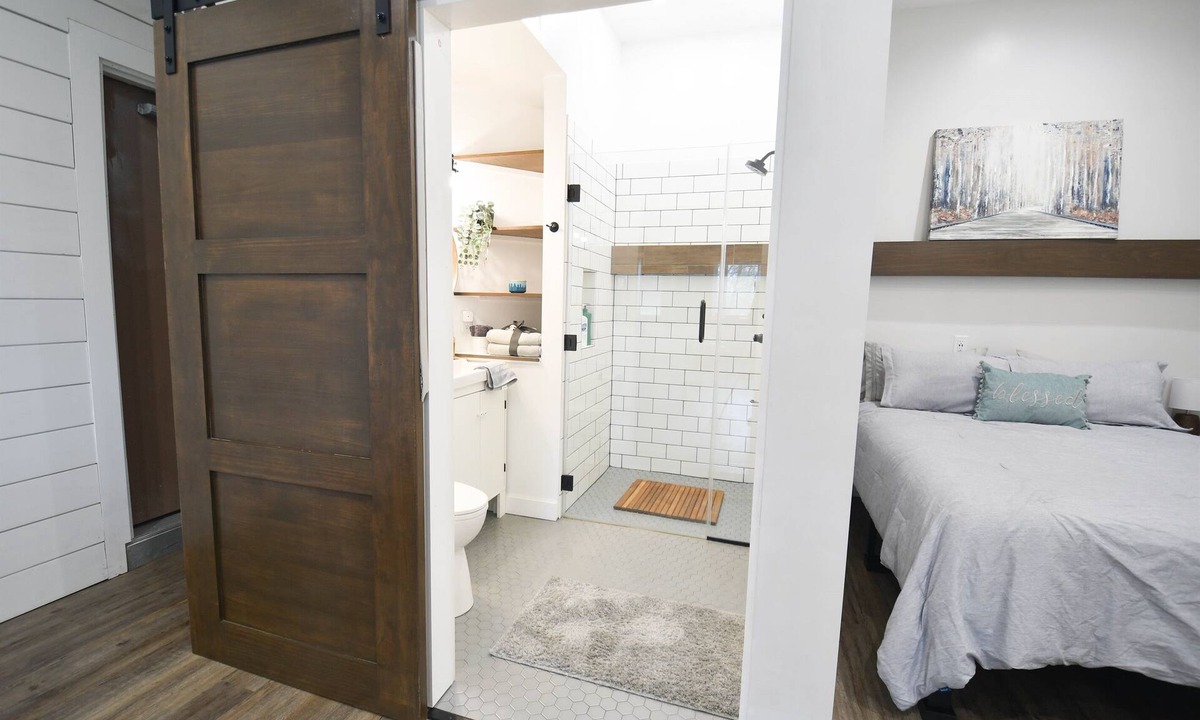Sugarcreek Apartment | Anniversary Suite with a stunning country setting!