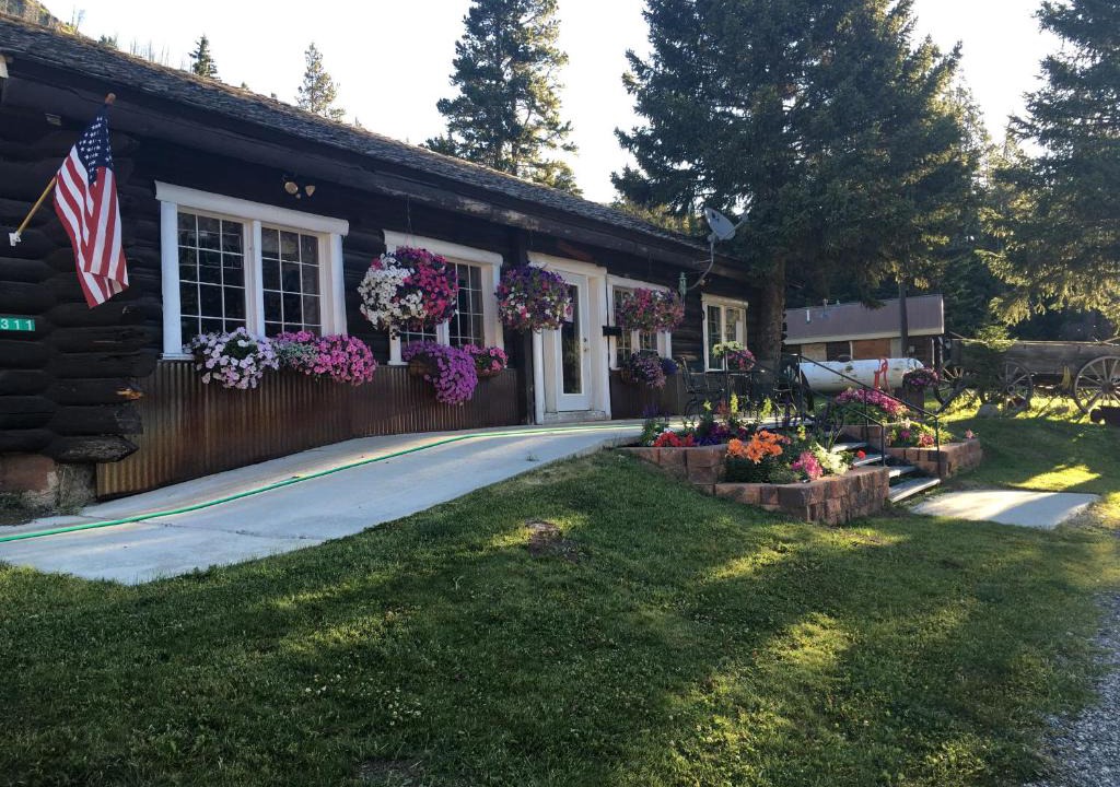 Cooke City-Silver Gate Hotel | Antlers Lodge