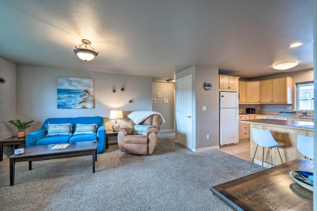 Anacortes Apartment | Apartment with Gas Fireplace about half Mi to Beach!