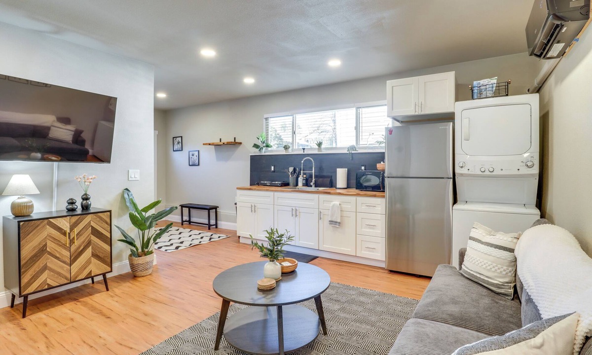 Bull Mountain Apartment | Apt 10 Mi to Portland: Walk to Bus Stop!