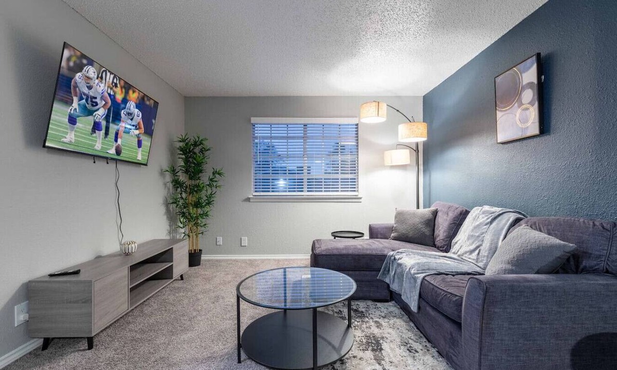 Central Arlington Apartment | Arlington 1BR | AT&T, Globe Life, 6 Flags, Parking