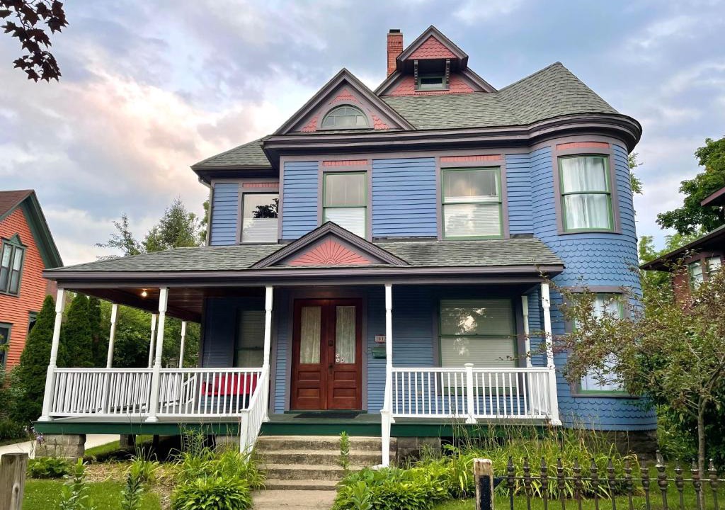 West Washington House | Art and Lodging
