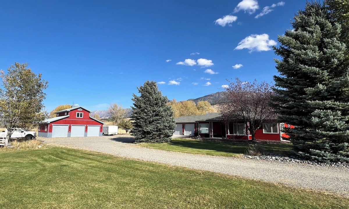 Billings House | Art Lover’s Retreat in Scenic Pray, MT