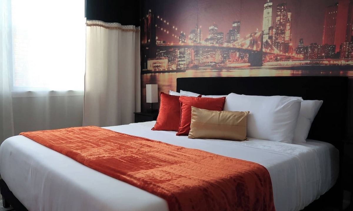 Highlands Apartment | Artful Luxe New York | Designer King Near Airport