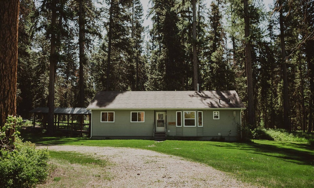 Seeley Lake House | Aspen Cabin at Tamaracks Resort. A view of the lake and expansive decks and yard