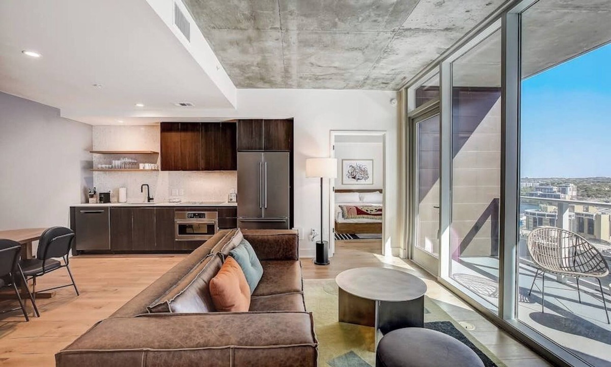 Rainey Street Historic District Condo | Austin Rainey Street condo w/2 suites & lake-view balcony, rooftop pool & gym