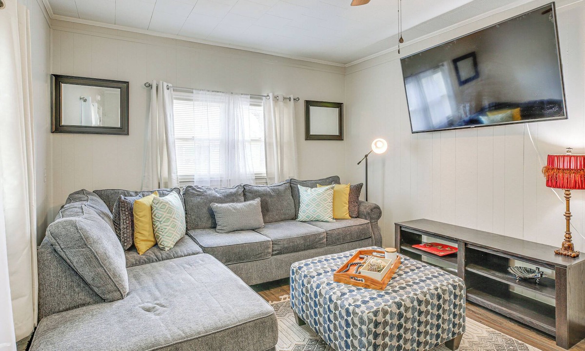 Mullins House | Backyard & Covered Porch! Cozy Mullins Retreat