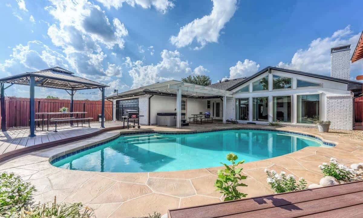 Buckingham House | Backyard Oasis with Pool/Hot Tub PingPong 4 Bedrooms 4 Full Baths! Sleeps 20!