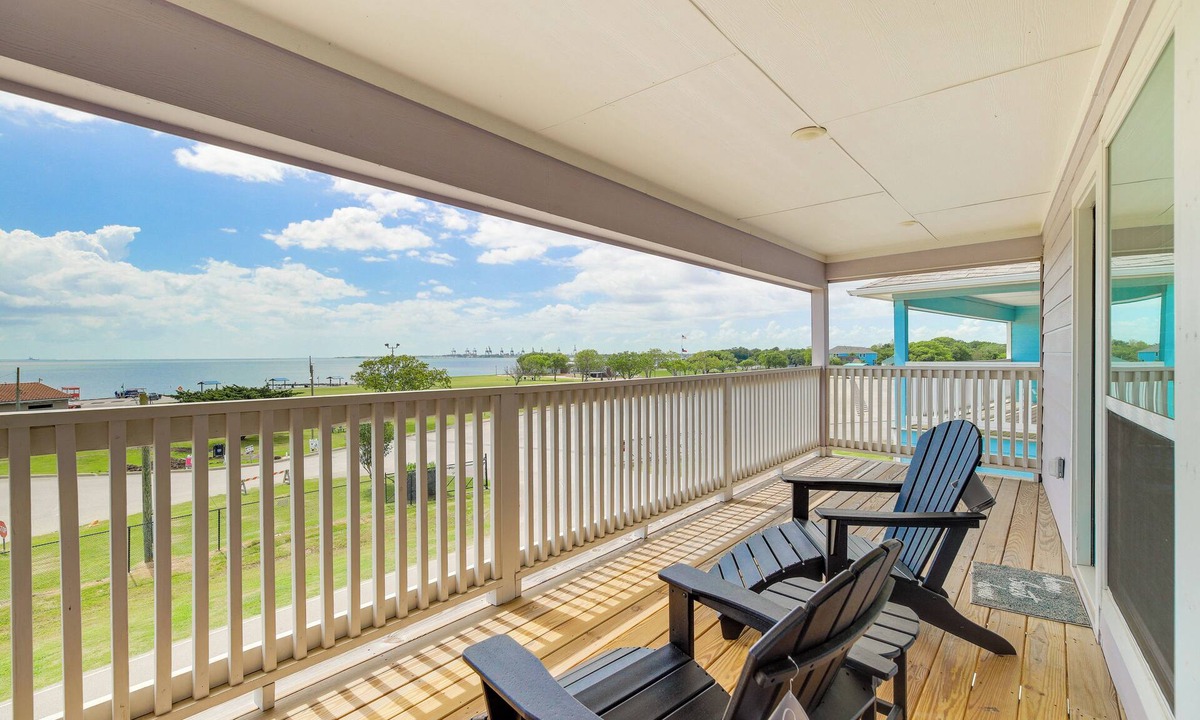 La Porte Cottage | Bay-view La Porte Home Rental: Steps to Beach!