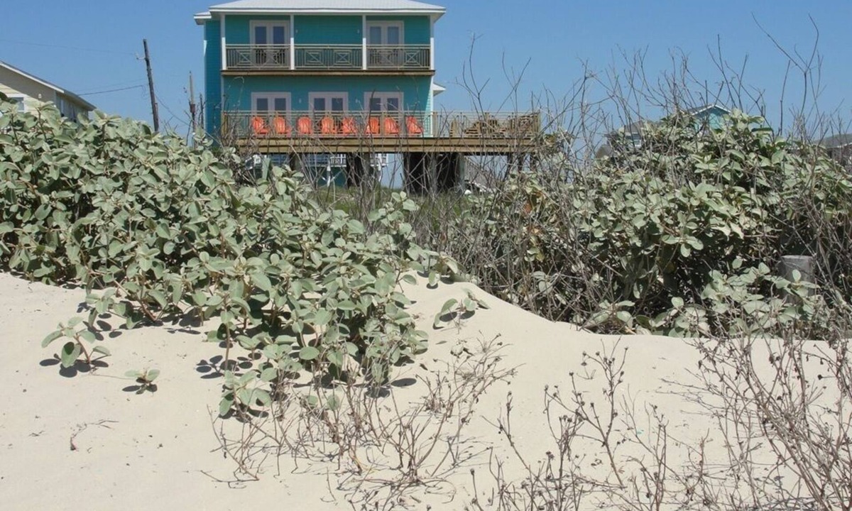 Surfside Beach House | BEACHFRONT. 6 BEDROOMS, 4 BATHROOMS,nLONG-TERM WINTER RENTALS - DISCOUNTS.