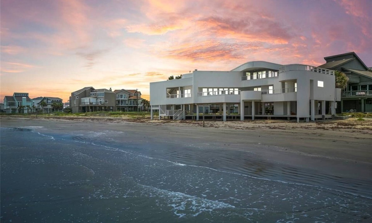 Pirates Beach House | Beachfront Designer Home on Pirates Beach