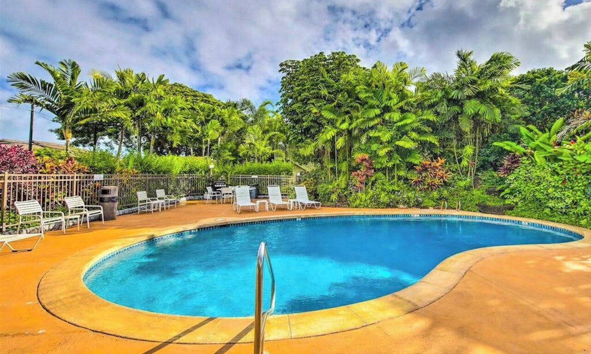Wailua Condo | Beachfront Kapaa Studio with Lanai, Pool & BBQ to Unwind