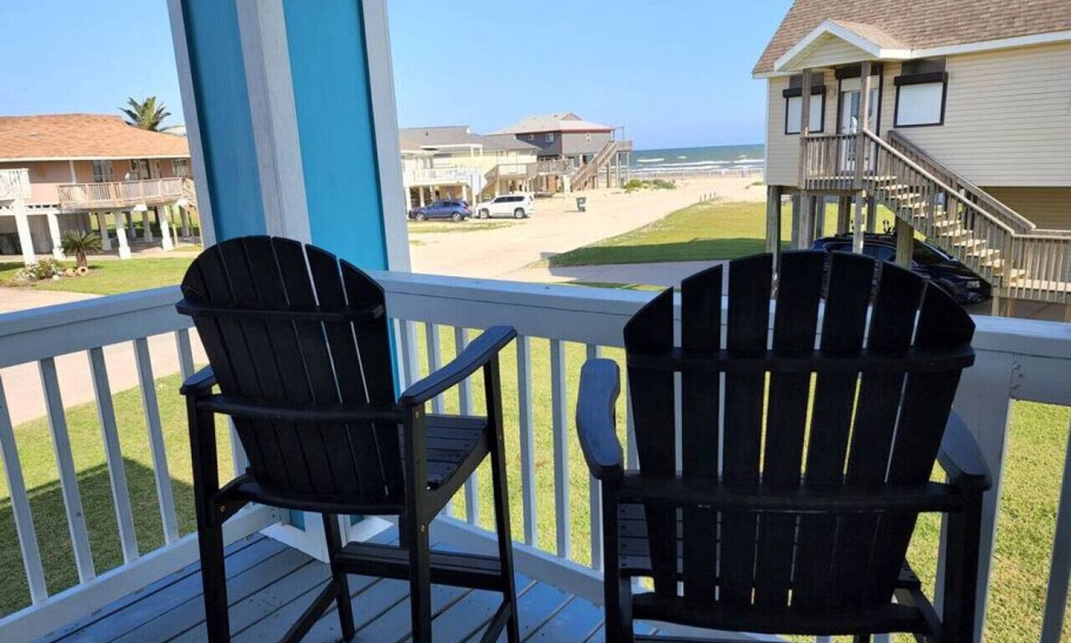 Acapulco Village Apartment | Beachview Beauty 50 steps to a private beach! BYOT