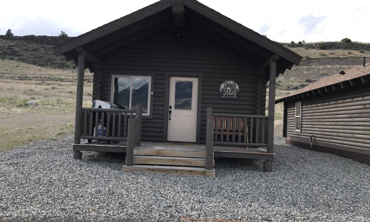 Emigrant Cabin | Bear Cabin in Paradise Valley 27 miles from North Entrance to Yellowstone Park