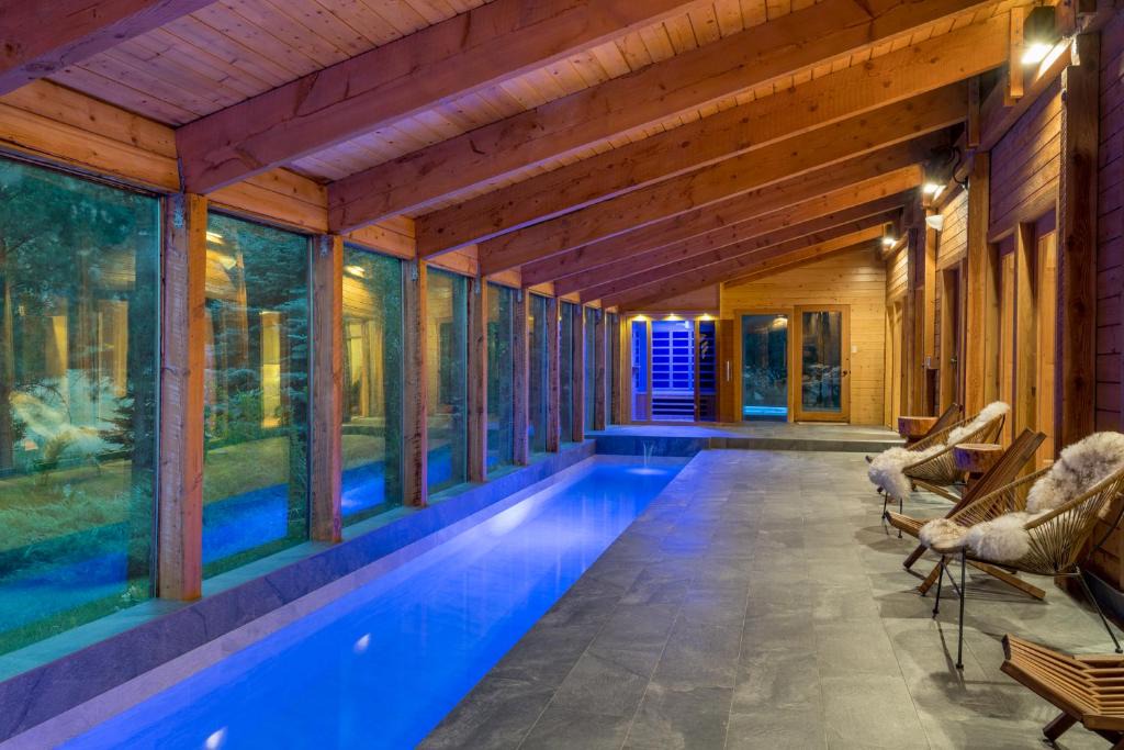 Hailey Ski Chalet | Bear Lodge with private Pool, Hottub, and Sauna!