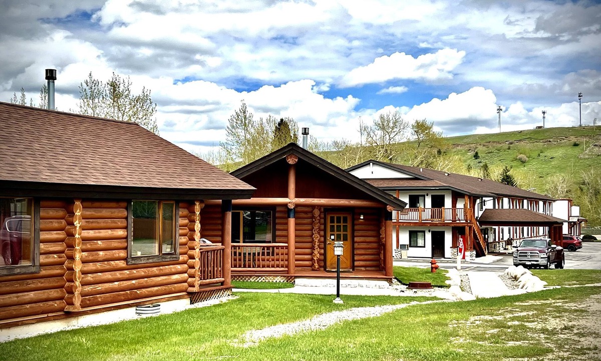 Red Lodge Hotel | Beartooth Hideaway Inn and Cabins