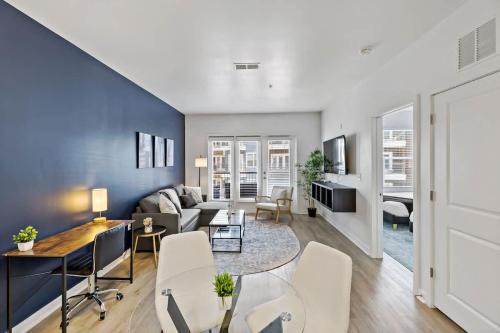 Cherry Apartment | Beautiful 1BD - 5Min DT, Gym, Parking, W-D - Sleeps 6