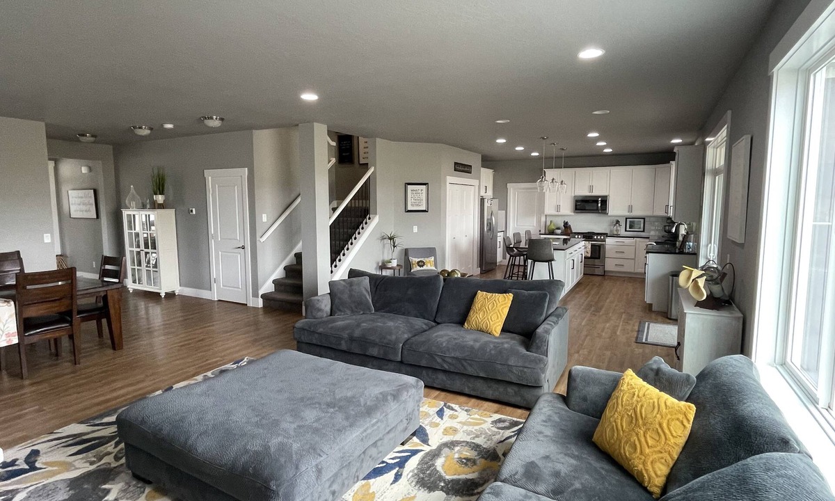 Greenacres House | Beautiful 3 bed+den, 3bath huge home on the Spokane River and Centennial Trail