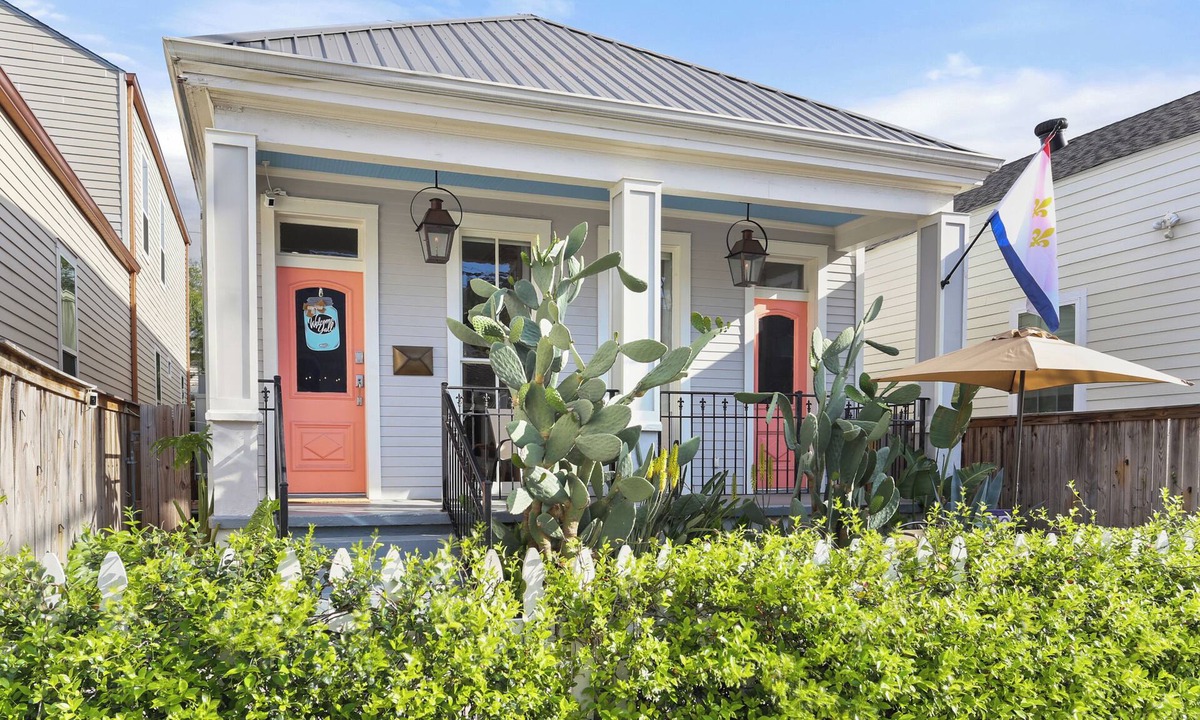 West Riverside House | Beautiful 3bed 2Ba Home in Uptown New Orleans! Close to Magazine St/Universities