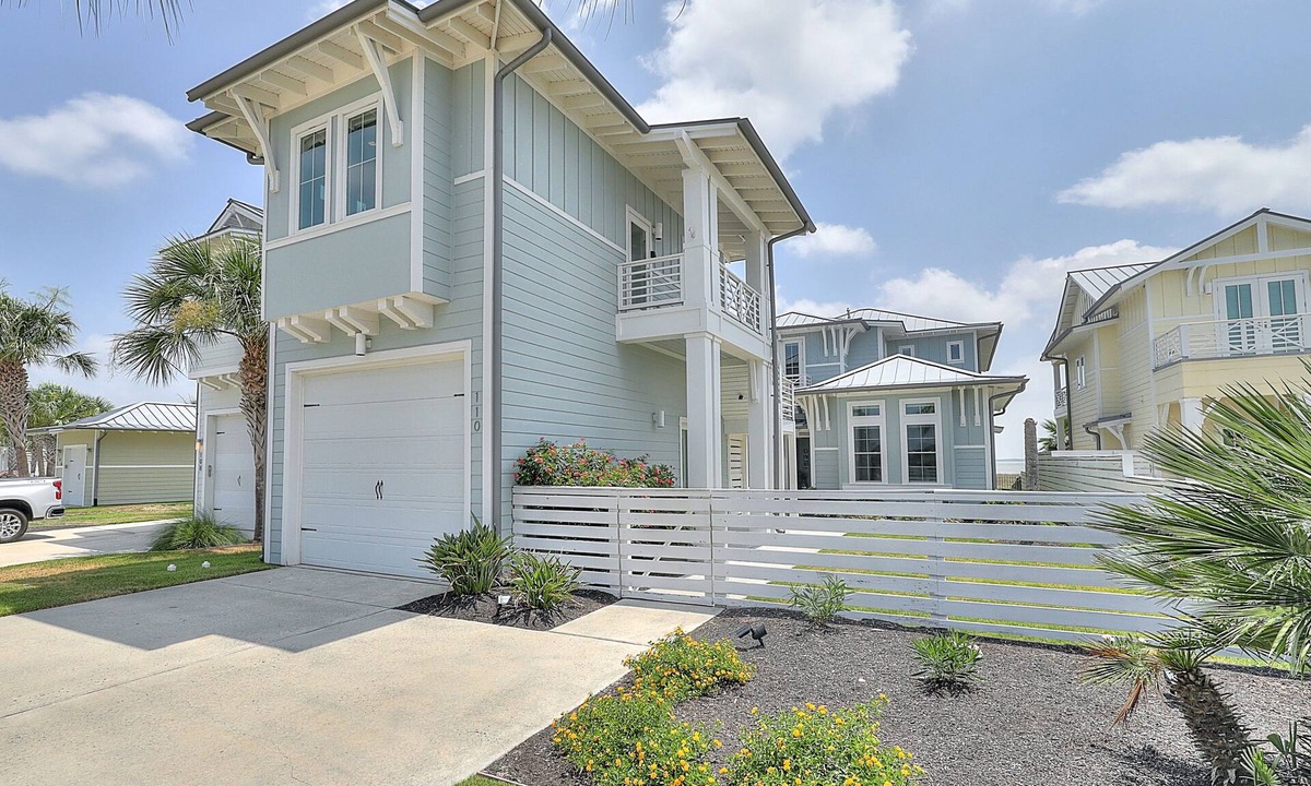 Rockport House | Beautiful Bay-View Home & Casita with Courtyard, Patio & Balcony