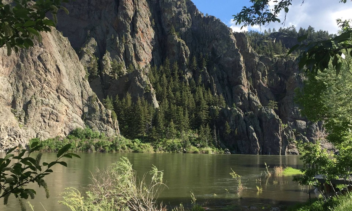 Cascade House | Beautiful, BIG House on the Stunning Missouri River