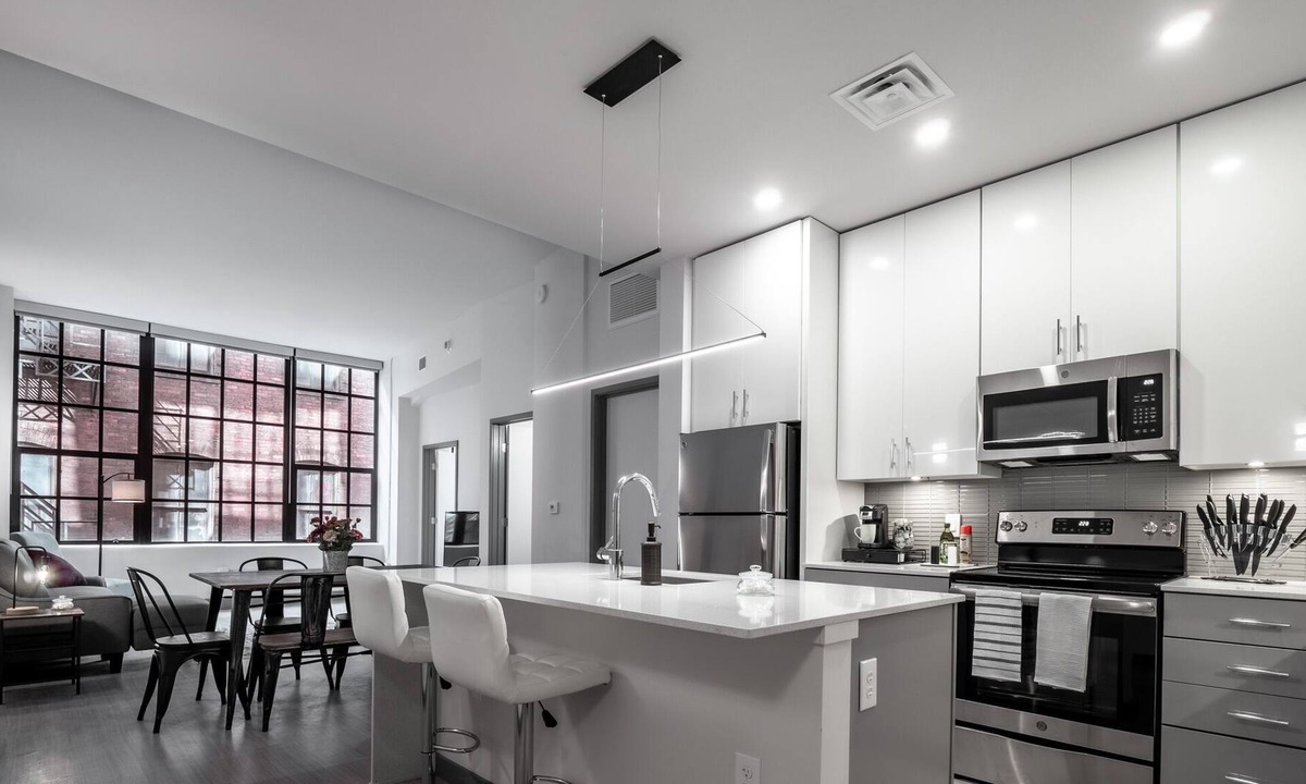 Central Business District Condo | Beautiful Condo - Heart of Business District 404