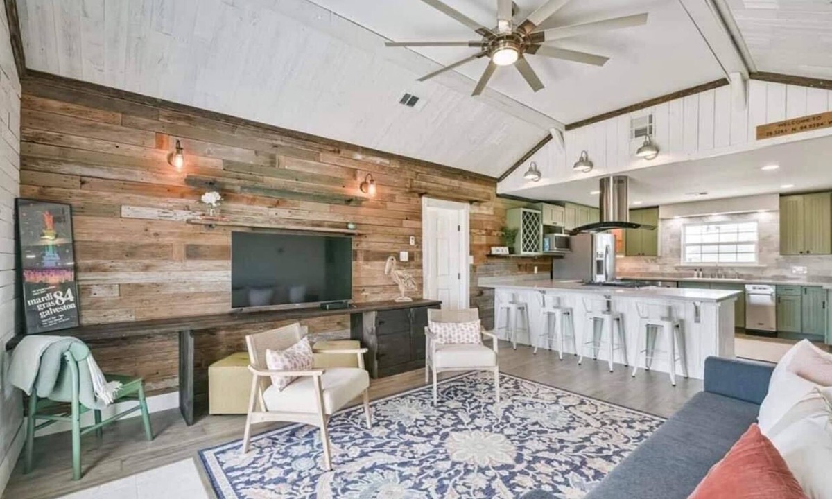 Hitchcock House | Beautiful Home on Ocean Canals near Galveston