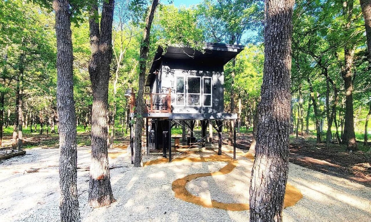 Miller Grove Cabin | Beautiful Modern Tree House Cabin Surrounded by Trees for a Peaceful Romantic Getaway near Lone Oak, Texas
