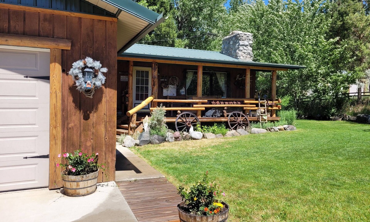 Gardiner House | Beautiful Mountain Views with Trout Creek Frontage! Ten Miles from Yellowstone!