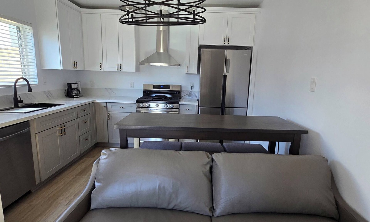 North Arroyo House | Beautiful, new 1 bdr/1ba in charming Altadena. Walk or jog to the Rose Bowl.