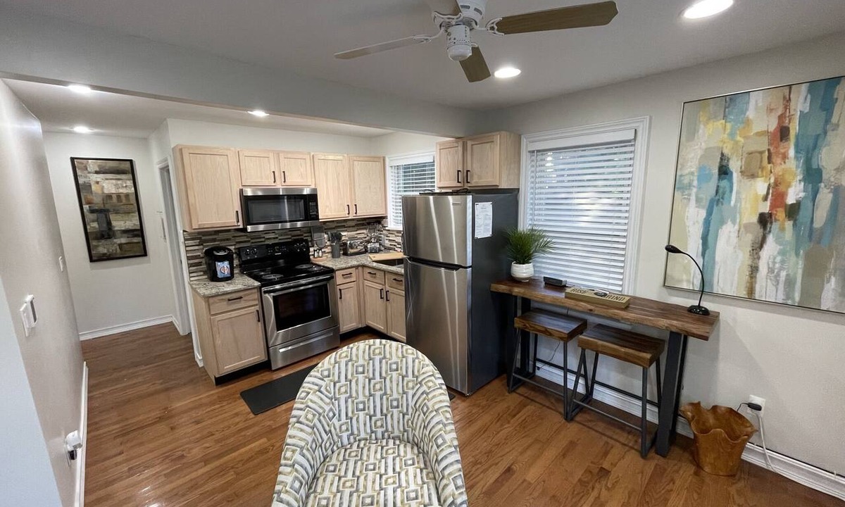 Detroit Apartment | Beautiful Quiet Boston-Edison Historical District
