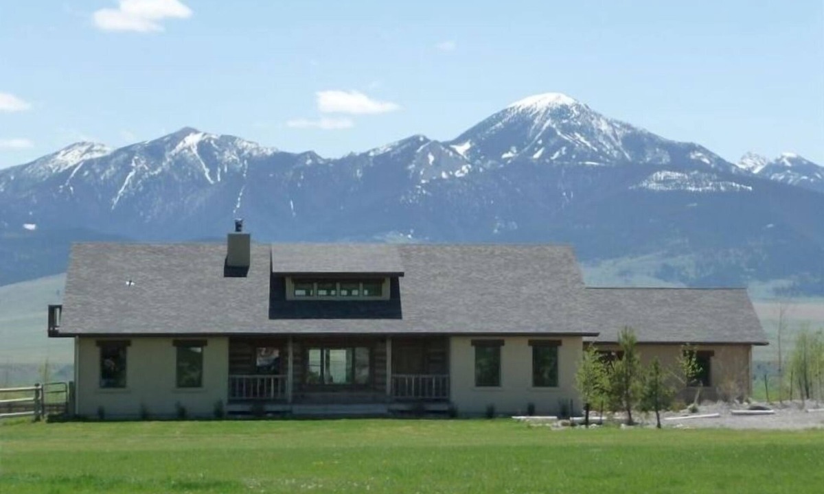 Livingston House | Best Value with amazing views close to town!