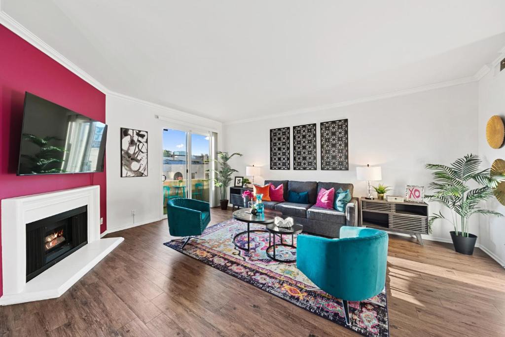 Beverly Grove Apartment | Beverly Hills Chic 2 bed 2bath with Patio and Parking 309