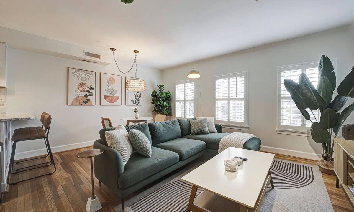 Truxton Circle Bed & Breakfast | Big and Beautiful 5BR Triplex in Shaw/Bloomingdale