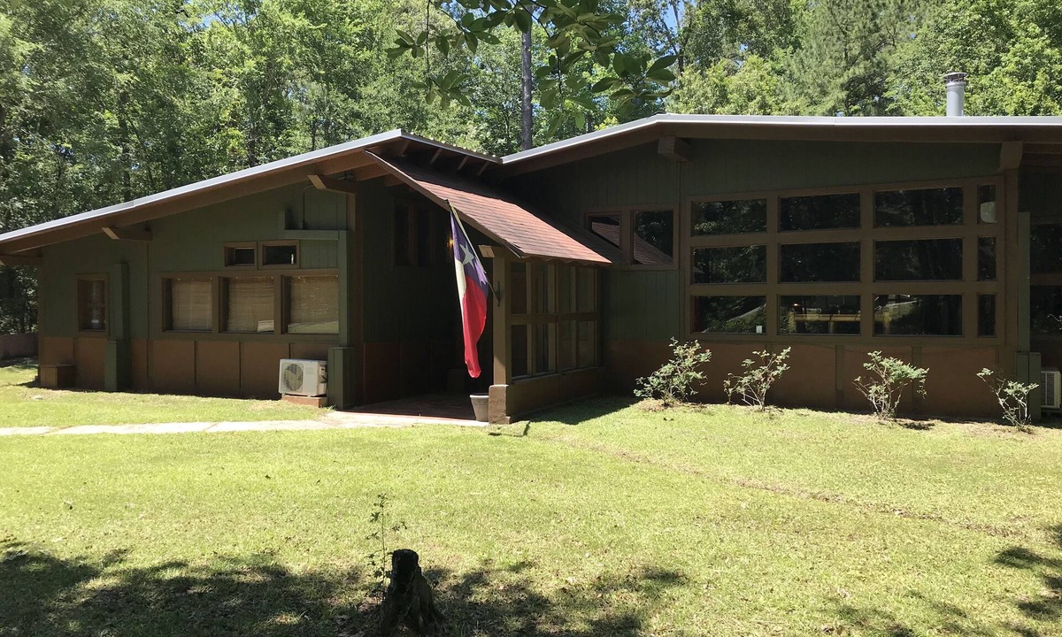 Brookeland Cabin | Big Sam Hangout! 4 bed 3.5 bath South End with rear privacy & Hot Tub